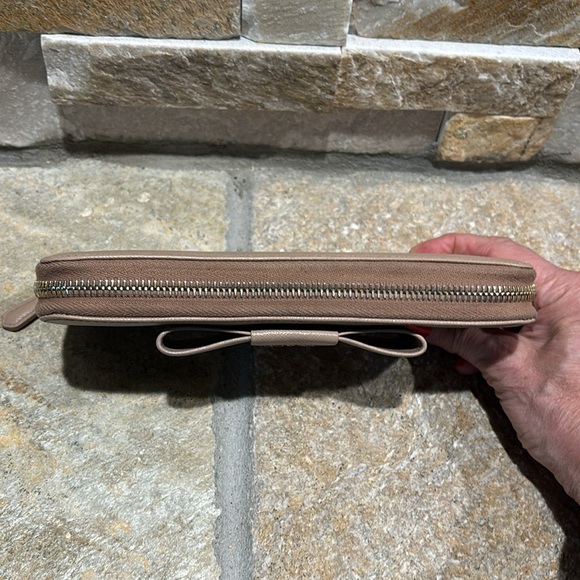 Authentic Prada cameo saffiano full zip bow wallet - Picture 6 of 12